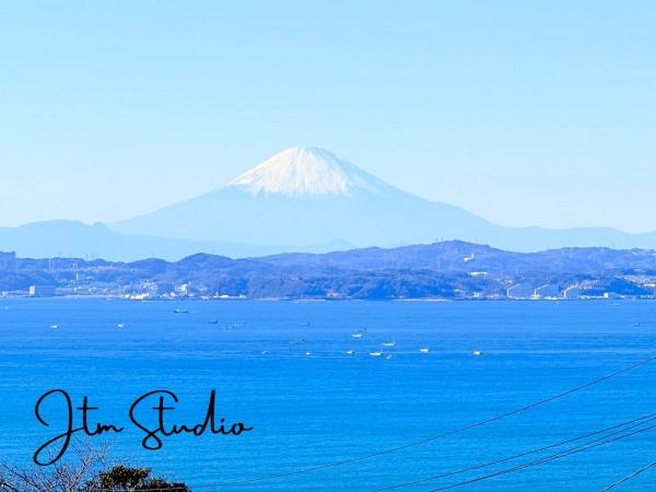 �Z�˂���̒��]�ʐ^ �C��]�ފJ���I�Ȍi�F�ƁA�����ɂ��т���x�m�R�𓯎��Ɋy���߂閣�͓I�ȗ��n�̓V�H�}�����q���I�Ղ���̂̏��Ȃ����]���A�����̕�炵�ɔ����̐S�n�悳�Ɩ����������炵�܂���
���񌻒n�ő̊�����������