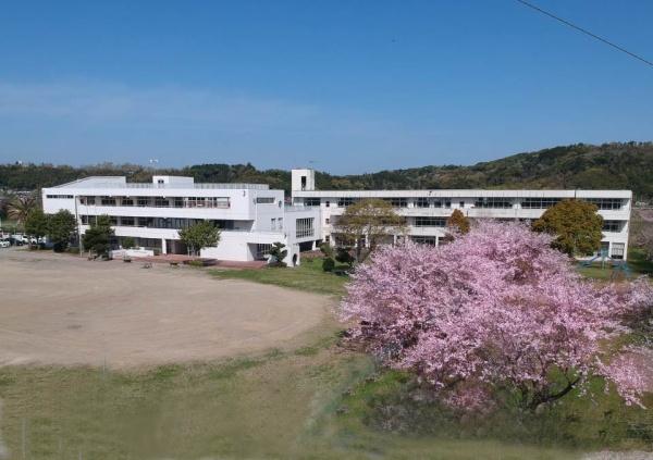 ���ӊ� �y���w�Z�z�x�Îs���V�H���w�Z�F3358m