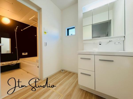 ���ʑ�E���ʏ� ���̎x�x����̃P�A���C�����悭�n�܂���ʋ�ԁB�傫�ȃ~���[�ƍL�߂̃{�E���ŁA�Ƒ��݂�Ȃ����K�Ɏg����݌v�ł��B�Q�������������ł���Ƃ�̂��鎞�Ԃ𐶂ݏo���܂��B1 ���̂͂��܂�ƏI����S�n�悭��