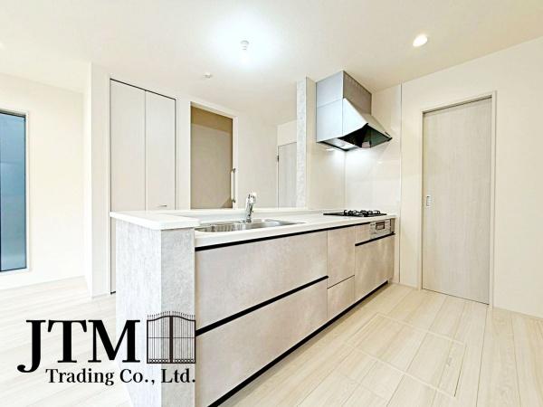 �L�b�`�� �������Ƒ��ƈꏏ�ɉ߂�����̂��ΖʃL�b�`���̖��́I�����̏o������b���Ȃ���ꏏ�ɂ��������y���ގ��Ԃ́A���R�ƏΊ炪���A�Ƒ����J��[�߂��؂ȂЂƂƂ��B�����̂������^�C������炵��L���ɍʂ�܂���