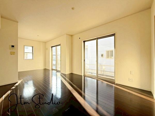 ���r���O �Z�������ł��A��������Ƒ��������ĐH�������Ē������Ƃ肠��傫���̃_�C�j���O�X�y�[�X�I�Ƒ��݂�ȂŃe�[�u�����͂ޑf�G�Ȏ��Ԃ��y����ŉ�������