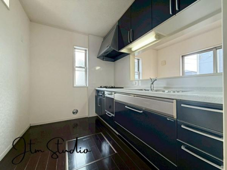 �L�b�`�� �������Ƒ��ƈꏏ�ɉ߂�����̂��ΖʃL�b�`���̖��́I�����̏o������b���Ȃ���ꏏ�ɂ��������y���ގ��Ԃ́A���R�ƏΊ炪���A�Ƒ����J��[�߂��؂ȂЂƂƂ��B�����̂������^�C������炵��L���ɍʂ�܂���