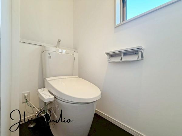 �g�C�� �������������͋C�̃g�C���́A�ق��ƈꑧ����ꏊ�ɁB�ӊO�Əd�v�ȁg���S�n�̗ǂ��h���������芴������݌v�ł���������Ƃ����C�z�肪�A��炵�̎��������ƍ��߂Ă���܂��B����̖Z������Y��āA�ЂƑ����B