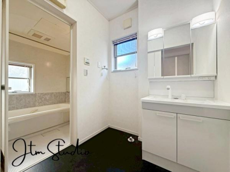 ���ʑ�E���ʏ� ���̎x�x����̃P�A���C�����悭�n�܂���ʋ�ԁB�傫�ȃ~���[�ƍL�߂̃{�E���ŁA�Ƒ��݂�Ȃ����K�Ɏg����݌v�ł��B�Q�������������ł���Ƃ�̂��鎞�Ԃ𐶂ݏo���܂��B1 ���̂͂��܂�ƏI����S�n�悭��