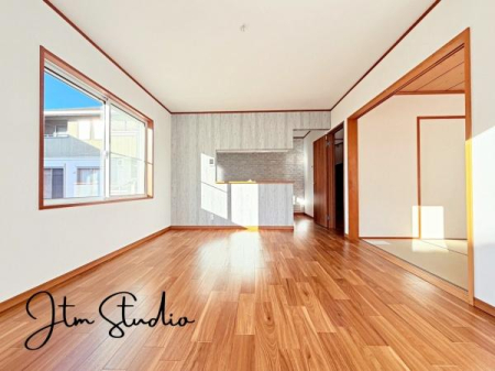 ���r���O �Ƒ��̐H����c���̂ق��A�q�ǂ���V�΂�����A�F�l���������肷��LDK�͏Z�܂��̒��S�B�����ԉ߂����ꏊ������A���̋�Ԃ͏Z�܂��S�̂̋��S�n�����E���܂��B