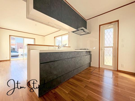 �L�b�`�� �������Ƒ��ƈꏏ�ɉ߂�����̂��ΖʃL�b�`���̖��́I�����̏o������b���Ȃ���ꏏ�ɂ��������y���ގ��Ԃ́A���R�ƏΊ炪���A�Ƒ����J��[�߂��؂ȂЂƂƂ��B�����̂������^�C������炵��L���ɍʂ�܂���