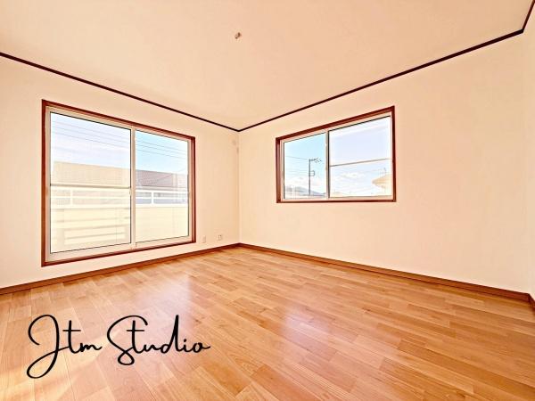 �Q�� �傫�ȑ�����̌����ӂ�閾�邢��ԁA������芰����e���̋�Ԃł���v���C�x�[�g�^�C�������D��ɉ��₩�Ɂc�B�������������͋C��a���܂���