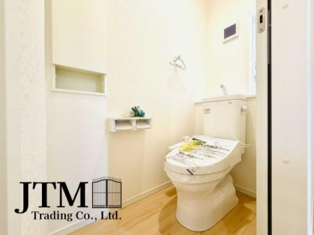 �g�C�� �������������͋C�̃g�C���́A�ق��ƈꑧ����ꏊ�ɁB�ӊO�Əd�v�ȁg���S�n�̗ǂ��h���������芴������݌v�ł���������Ƃ����C�z�肪�A��炵�̎��������ƍ��߂Ă���܂��B����̖Z������Y��āA�ЂƑ����B