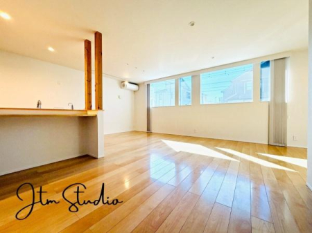 ���r���O �Ƒ��̐H����c���̂ق��A�q�ǂ���V�΂�����A�F�l���������肷��LDK�͏Z�܂��̒��S�B�����ԉ߂����ꏊ������A���̋�Ԃ͏Z�܂��S�̂̋��S�n�����E���܂��B