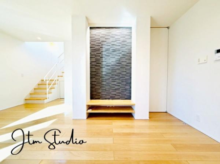 ���r���O ���q�l�̕׋���Ǝ��X�y�[�X�Ƃ��Ďg����J�E���^�[�t���̃��r���O�́A�Ƒ������R�ƏW�܂邠�������ȋ�Ԃł��B��炵�̒��ŁA���ꂼ�ꂪ�����̎��Ԃ��߂����Ȃ�����A�����ꏊ�Ōq��������������Ԃł��B