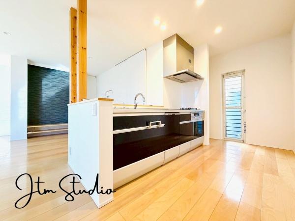 �L�b�`�� �������Ƒ��ƈꏏ�ɉ߂�����̂��ΖʃL�b�`���̖��́I�����̏o������b���Ȃ���ꏏ�ɂ��������y���ގ��Ԃ́A���R�ƏΊ炪���A�Ƒ����J��[�߂��؂ȂЂƂƂ��B�����̂������^�C������炵��L���ɍʂ�܂���