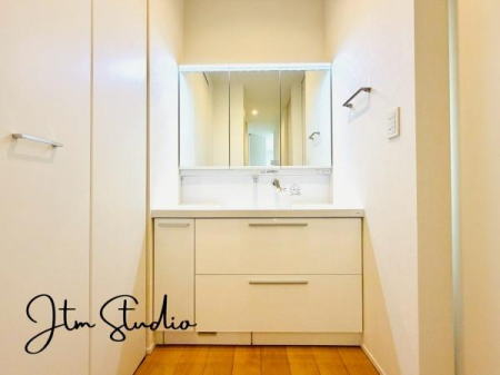 ���ʑ�E���ʏ� ��^�̋����ݒu���ꂽ���ʑ�́A���Ƒ��������ɐg�x�x�����Ă����K�Ɏg���܂������[���L�x�ŁA�U�炩��₷�����ʑ�������������ۂĂ܂��B���t���Ŋ��C���ł��A���������ȋ�Ԃ��ێ��ł���̂����͂ł���