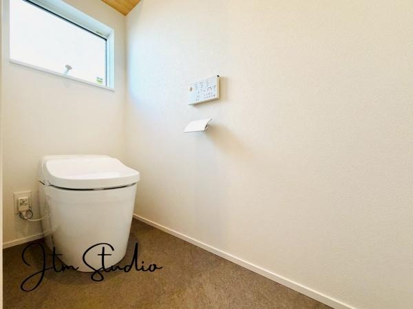 �g�C�� ��C�̊��C�Ƒ�����̌��̖��邳�ɔz�������������̂���g�C�����������̍D���ȃA���}��F���܂�u���ė���������Ԃ����o�A��l�ɂȂ���Ԃł�����A�����b�N�X�������ł��ˁ�