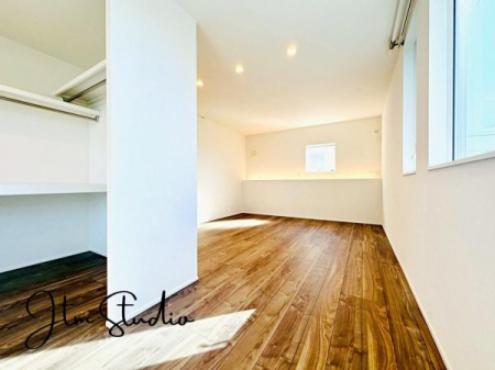 �Q�� �傫�ȑ�����̌����ӂ�閾�邢��ԁA������芰����e���̋�Ԃł���v���C�x�[�g�^�C�������D��ɉ��₩�Ɂc�B�������������͋C��a���܂���