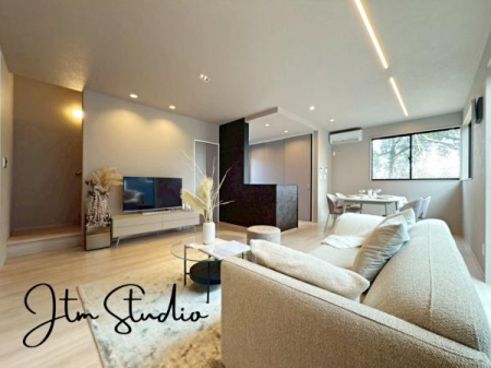 ���r���O �Ƒ��̐H����c���̂ق��A�q�ǂ���V�΂�����A�F�l���������肷��LDK�͏Z�܂��̒��S�B�����ԉ߂����ꏊ������A���̋�Ԃ͏Z�܂��S�̂̋��S�n�����E���܂��B