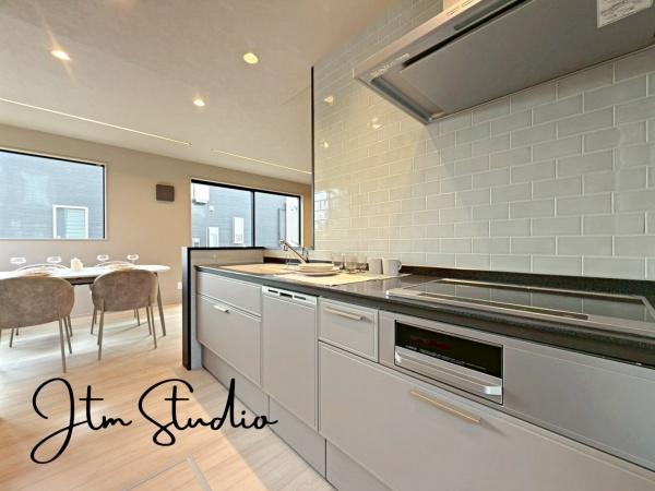 �L�b�`�� �������Ƒ��ƈꏏ�ɉ߂�����̂��ΖʃL�b�`���̖��́I�����̏o������b���Ȃ���ꏏ�ɂ��������y���ގ��Ԃ́A���R�ƏΊ炪���A�Ƒ����J��[�߂��؂ȂЂƂƂ��B�����̂������^�C������炵��L���ɍʂ�܂���