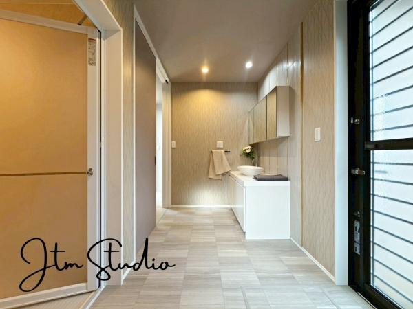 ���ʑ�E���ʏ� ���̎x�x����̃P�A���C�����悭�n�܂���ʋ�ԁB�傫�ȃ~���[�ƍL�߂̃{�E���ŁA�Ƒ��݂�Ȃ����K�Ɏg����݌v�ł��B�Q�������������ł���Ƃ�̂��鎞�Ԃ𐶂ݏo���܂��B1 ���̂͂��܂�ƏI����S�n�悭��