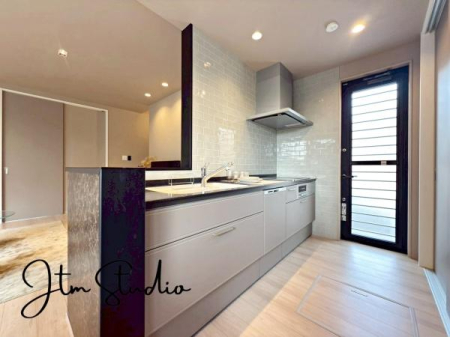 �L�b�`�� �ΖʃL�b�`���ł́A���q�l���V�Ԏp�������Ȃ��炨�������\�ł��I�ڂƖڂ������A���q�l�����S���ă��r���O�ŗV�񂾂�A�h��₨�׋���������ł��܂��ˁ􂲉Ƒ��l�^�C�������y���݂܂��傤��