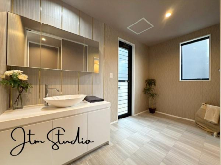 ���ʑ�E���ʏ� ��^�̋����ݒu���ꂽ���ʑ�́A���Ƒ��������ɐg�x�x�����Ă����K�Ɏg���܂������[���L�x�ŁA�U�炩��₷�����ʑ�������������ۂĂ܂��B���t���Ŋ��C���ł��A���������ȋ�Ԃ��ێ��ł���̂����͂ł���