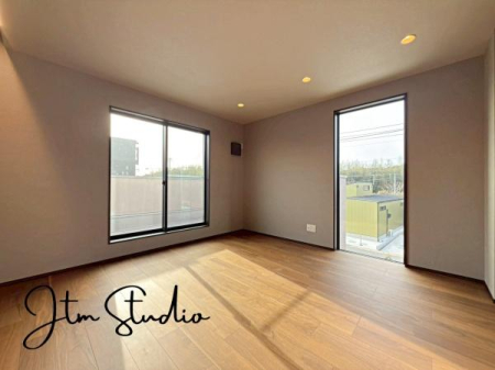 �Q�� �傫�ȑ�����̌����ӂ�閾�邢��ԁA������芰����e���̋�Ԃł���v���C�x�[�g�^�C�������D��ɉ��₩�Ɂc�B�������������͋C��a���܂���