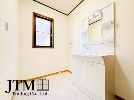 ���ʑ�E���ʏ� �V���v���ȋ��t�����ʑ�́A�g���₷�����d���I���[���\���Ɋm�ۂ���Ă���A���ʎ���̏����≻�ϕi�𐮗����₷���A�����̐g�x�x���X���[�Y�ɍs���܂���V���v���Ȃ�������K�Ȏg���S�n�����͂̐��ʑ�ł���