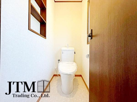 �g�C�� �������������͋C�̃g�C���́A�ق��ƈꑧ����ꏊ�ɁB�ӊO�Əd�v�ȁg���S�n�̗ǂ��h���������芴������݌v�ł���������Ƃ����C�z�肪�A��炵�̎��������ƍ��߂Ă���܂��B����̖Z������Y��āA�ЂƑ����B