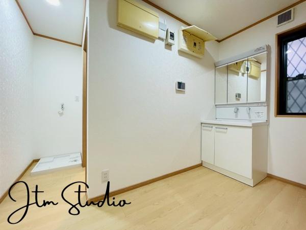 ���ʑ�E���ʏ� �V���v���ȋ��t�����ʑ�́A�g���₷�����d���I���[���\���Ɋm�ۂ���Ă���A���ʎ���̏����≻�ϕi�𐮗����₷���A�����̐g�x�x���X���[�Y�ɍs���܂���V���v���Ȃ�������K�Ȏg���S�n�����͂̐��ʑ�ł���