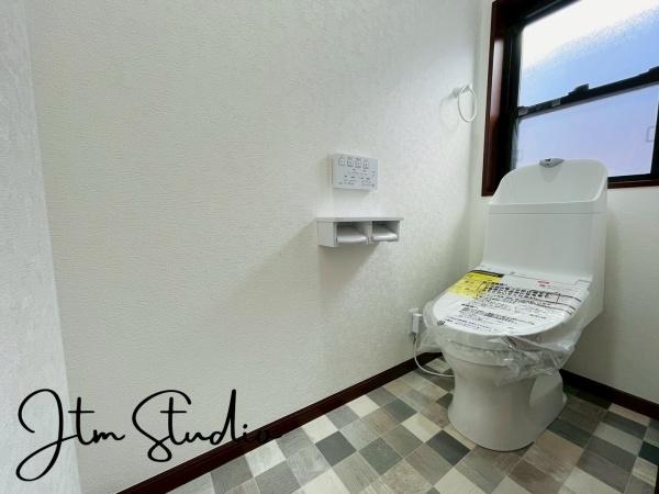 �g�C�� �������������͋C�̃g�C���́A�ق��ƈꑧ����ꏊ�ɁB�ӊO�Əd�v�ȁg���S�n�̗ǂ��h���������芴������݌v�ł���������Ƃ����C�z�肪�A��炵�̎��������ƍ��߂Ă���܂��B����̖Z������Y��āA�ЂƑ����B