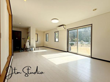 ���r���O �z������̗ǂ����Ԃ́A���邭���������ɕ�܂ꂽ���S�n�̂�����Ԃł��B���R�Ȍ����������݁A�Ƒ��݂�Ȃ������b�N�X���ĉ߂�����ꏊ�ɂȂ�܂��B
��CG�������s���Ă��邽�߁A����ƈقȂ�ꍇ���������܂��B