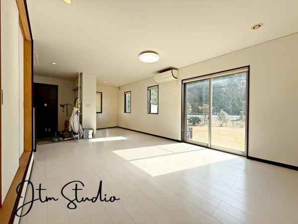 ���r���O �z������̗ǂ����Ԃ́A���邭���������ɕ�܂ꂽ���S�n�̂�����Ԃł��B���R�Ȍ����������݁A�Ƒ��݂�Ȃ������b�N�X���ĉ߂�����ꏊ�ɂȂ�܂��B
��CG�������s���Ă��邽�߁A����ƈقȂ�ꍇ���������܂��B