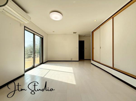 ���r���O �Ƒ������R�ƏW�܂�Ί�Ɖ�b���₦�Ȃ����Ԃ́A���������Ȍ����������݁A�������Ƃ����L���Ƌ��S�n�̗ǂ������˔����Ă��܂��B
��CG�������s���Ă��邽�߁A����ƈقȂ�ꍇ���������܂��B