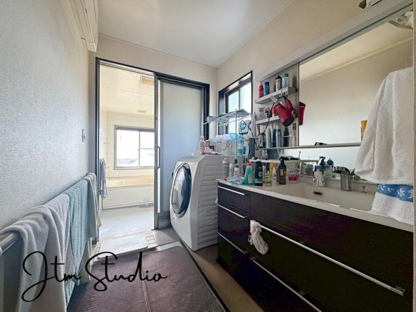 ���ʑ�E���ʏ� �����̃P�A���C�����悭�n�܂���ʋ�ԁB�傫�ȃ~���[�ƍL�߂̃{�E���ŉ��K�Ɏg����݌v�ł��B�Q�������������ł���Ƃ�̂��鎞�Ԃ𐶂ݏo���܂��B
��CG�������s���Ă��邽�߁A����ƈقȂ�ꍇ���������܂�