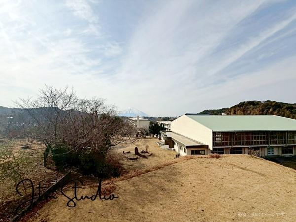 �Z�˂���̒��]�ʐ^ ����Ɉʒu���邽�߁A�Ղ���̂̂Ȃ��J���I�Ȓ��]���L����܂��B�����ɂ͉��₩�ȊC��]�݁A���ꂽ���ɂ͗Y��ȕx�m�R�̎p���B�l�G�⎞�ԑтɂ���ĕ\���ς���i�F�����̒��Ŋy���߂��ґ�ȃ��P�[�V�����ł���