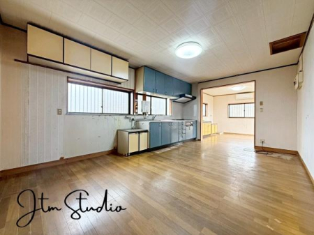 ���r���O �z������̗ǂ����Ԃ́A���邭���������ɕ�܂ꂽ���S�n�̂�����Ԃł��B���R�Ȍ����������݁A�Ƒ��݂�Ȃ������b�N�X���ĉ߂�����ꏊ�ɂȂ�܂��B
��CG�������s���Ă��邽�߁A����ƈقȂ�ꍇ���������܂��B