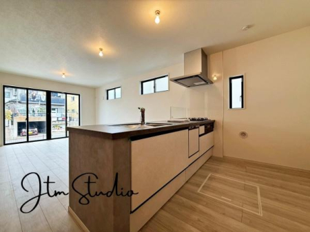 �L�b�`�� �ΖʃL�b�`���ł́A���q�l���V�Ԏp�������Ȃ��炨�������\�ł��I�ڂƖڂ������A���q�l�����S���ă��r���O�ŗV�񂾂�A�h��₨�׋���������ł��܂��ˁ􂲉Ƒ��l�^�C�������y���݂܂��傤��