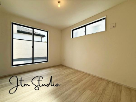 �Q�� �傫�ȑ�����̌����ӂ�閾�邢��ԁA������芰����e���̋�Ԃł���v���C�x�[�g�^�C�������D��ɉ��₩�Ɂc�B�������������͋C��a���܂���