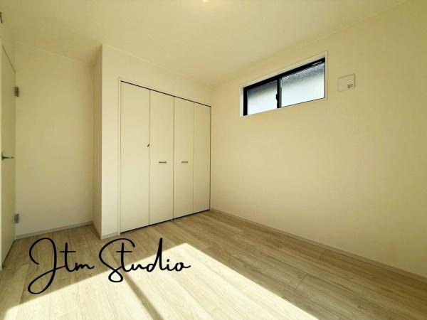 �q������ ���ʂ̂Ȃ��݌v�ƁA�v�Z���ꂽ�F�g���B���D���ȉƋ��A�[�g������ɂȂ�悤�ȁA�V���v���Ő�������Ԃł��B�u�����̍D����������Ɖf����I�v����ȕ�����T���Ă������ɂ����͂������ꎺ�ł���