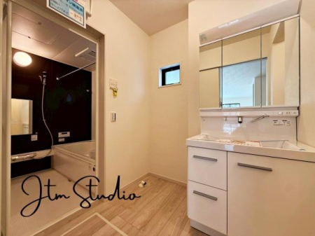 ���ʑ�E���ʏ� ���̎x�x����̃P�A���C�����悭�n�܂���ʋ�ԁB�傫�ȃ~���[�ƍL�߂̃{�E���ŁA�Ƒ��݂�Ȃ����K�Ɏg����݌v�ł��B�Q�������������ł���Ƃ�̂��鎞�Ԃ𐶂ݏo���܂��B1 ���̂͂��܂�ƏI����S�n�悭��