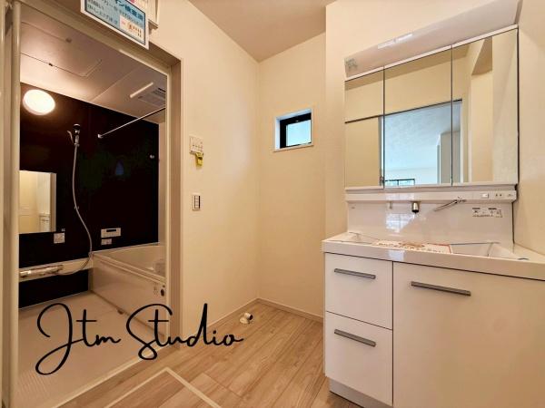 ���ʑ�E���ʏ� ���̎x�x����̃P�A���C�����悭�n�܂���ʋ�ԁB�傫�ȃ~���[�ƍL�߂̃{�E���ŁA�Ƒ��݂�Ȃ����K�Ɏg����݌v�ł��B�Q�������������ł���Ƃ�̂��鎞�Ԃ𐶂ݏo���܂��B1 ���̂͂��܂�ƏI����S�n�悭��