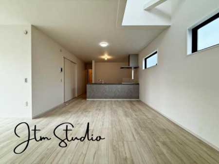 ���r���O �z������̗ǂ����Ԃ́A���邭���������ɕ�܂ꂽ���S�n�̂�����Ԃł��B���R�Ȍ����������݁A�Ƒ��݂�Ȃ������b�N�X���ĉ߂�����ꏊ�ɂȂ�܂��B
��CG�������s���Ă��邽�߁A����ƈقȂ�ꍇ���������܂��B