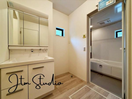 ���ʑ�E���ʏ� ���̎x�x����̃P�A���C�����悭�n�܂���ʋ�ԁB�傫�ȃ~���[�ƍL�߂̃{�E���ŁA�Ƒ��݂�Ȃ����K�Ɏg����݌v�ł��B�Q�������������ł���Ƃ�̂��鎞�Ԃ𐶂ݏo���܂��B1 ���̂͂��܂�ƏI����S�n�悭��