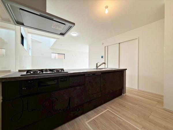 �L�b�`�� �������Ƒ��ƈꏏ�ɉ߂�����̂��ΖʃL�b�`���̖��́I�����̏o������b���Ȃ���ꏏ�ɂ��������y���ގ��Ԃ́A���R�ƏΊ炪���A�Ƒ����J��[�߂��؂ȂЂƂƂ��B�����̂������^�C������炵��L���ɍʂ�܂���