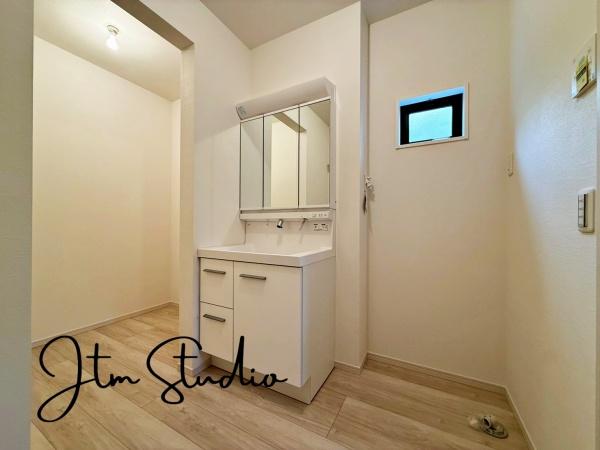 ���ʑ�E���ʏ� �V���v���ȋ��t�����ʑ�́A�g���₷�����d���I���[���\���Ɋm�ۂ���Ă���A���ʎ���̏����≻�ϕi�𐮗����₷���A�����̐g�x�x���X���[�Y�ɍs���܂���V���v���Ȃ�������K�Ȏg���S�n�����͂̐��ʑ�ł���