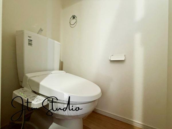 �g�C�� �������������͋C�̃g�C���́A�ق��ƈꑧ����ꏊ�ɁB�ӊO�Əd�v�ȁg���S�n�̗ǂ��h���������芴������݌v�ł���������Ƃ����C�z�肪�A��炵�̎��������ƍ��߂Ă���܂��B����̖Z������Y��āA�ЂƑ����B