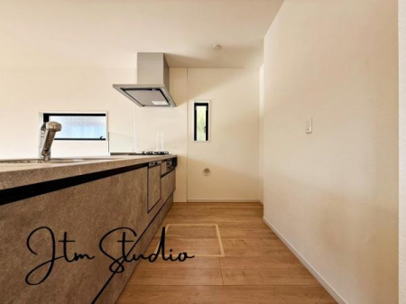 �L�b�`�� ���������薾�邳�ƒʕ��ǂ����ŉ��K�ɂ���������[���L�x�ŁA�ׁX�����������₩���΂钲�������X�b�L���Еt���L�b�`�������ł������ɕۂĂ܂���