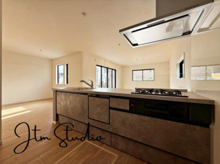 �L�b�`�� �ΖʃL�b�`���ł́A���q�l���V�Ԏp�������Ȃ��炨�������\�ł��I�ڂƖڂ������A���q�l�����S���ă��r���O�ŗV�񂾂�A�h��₨�׋���������ł��܂��ˁ􂲉Ƒ��l�^�C�������y���݂܂��傤��