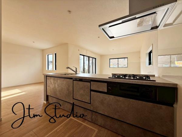 �L�b�`�� �ΖʃL�b�`���ł́A���q�l���V�Ԏp�������Ȃ��炨�������\�ł��I�ڂƖڂ������A���q�l�����S���ă��r���O�ŗV�񂾂�A�h��₨�׋���������ł��܂��ˁ􂲉Ƒ��l�^�C�������y���݂܂��傤��