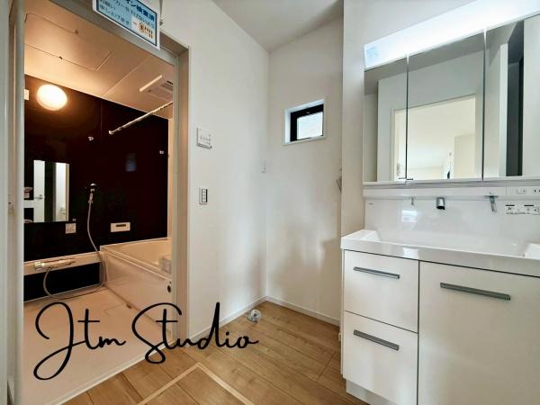 ���ʑ�E���ʏ� ���̎x�x����̃P�A���C�����悭�n�܂���ʋ�ԁB�傫�ȃ~���[�ƍL�߂̃{�E���ŁA�Ƒ��݂�Ȃ����K�Ɏg����݌v�ł��B�Q�������������ł���Ƃ�̂��鎞�Ԃ𐶂ݏo���܂��B1 ���̂͂��܂�ƏI����S�n�悭��