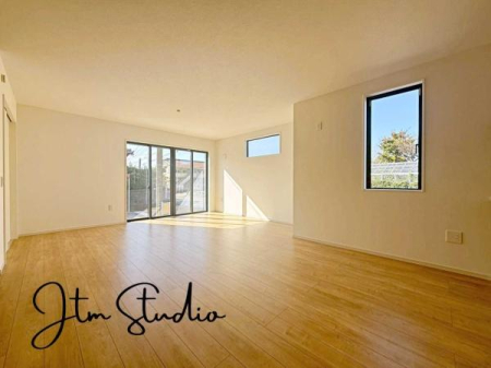 ���r���O �z������̗ǂ����Ԃ́A���邭���������ɕ�܂ꂽ���S�n�̂�����Ԃł��B���R�Ȍ����������݁A�Ƒ��݂�Ȃ������b�N�X���ĉ߂�����ꏊ�ɂȂ�܂��B
��CG�������s���Ă��邽�߁A����ƈقȂ�ꍇ���������܂��B