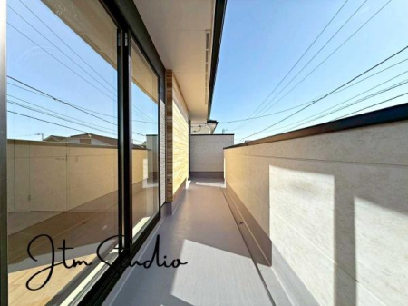 �o���R�j�[ �������������͋C�̏Z��X�ł������͂ɂ͍������������Ȃ��󂪍L���������J���������Ղ聝�z�����肪�Ղ���S�z���Ȃ��A�����ʂ��Ė��邭���K�ɉ߂����܂��B�C�����̗ǂ���������������S�n�悢�X���݂ł���